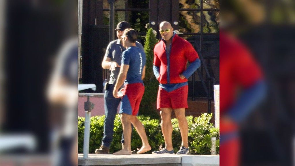 rock-efron-baywatch-3.jpg